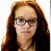 Studentessa di ingegneria impartisce lezioni di matematica, fisica e chimica